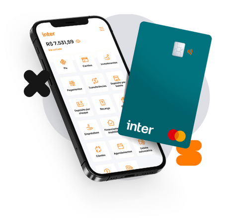 Uma empreendedora que está dentro de seu comércio usando um moletom laranja e um avental azul, sorri enquanto acessa sua conta digital mei Inter pelo Smartphone.