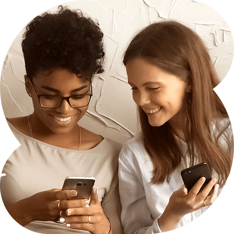 Duas mulheres olhando o celular